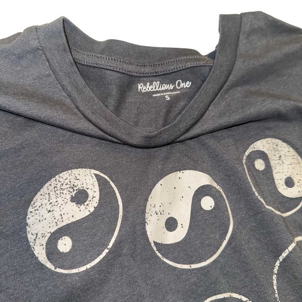 REBELLIOUS ONE Juniors' Yin Yang Graphic-Print T-Shirt Grey Short Sleeve Small - Picture 6 of 12